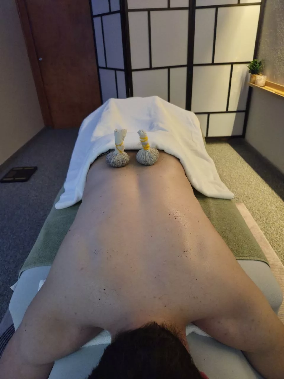 Professional massage therapy session — Universal Professional GmbH — gallery-massage-04