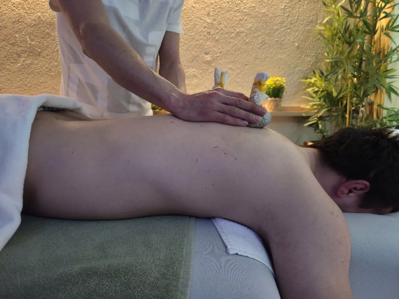 Professional massage therapy session — Universal Professional GmbH — gallery-massage-06