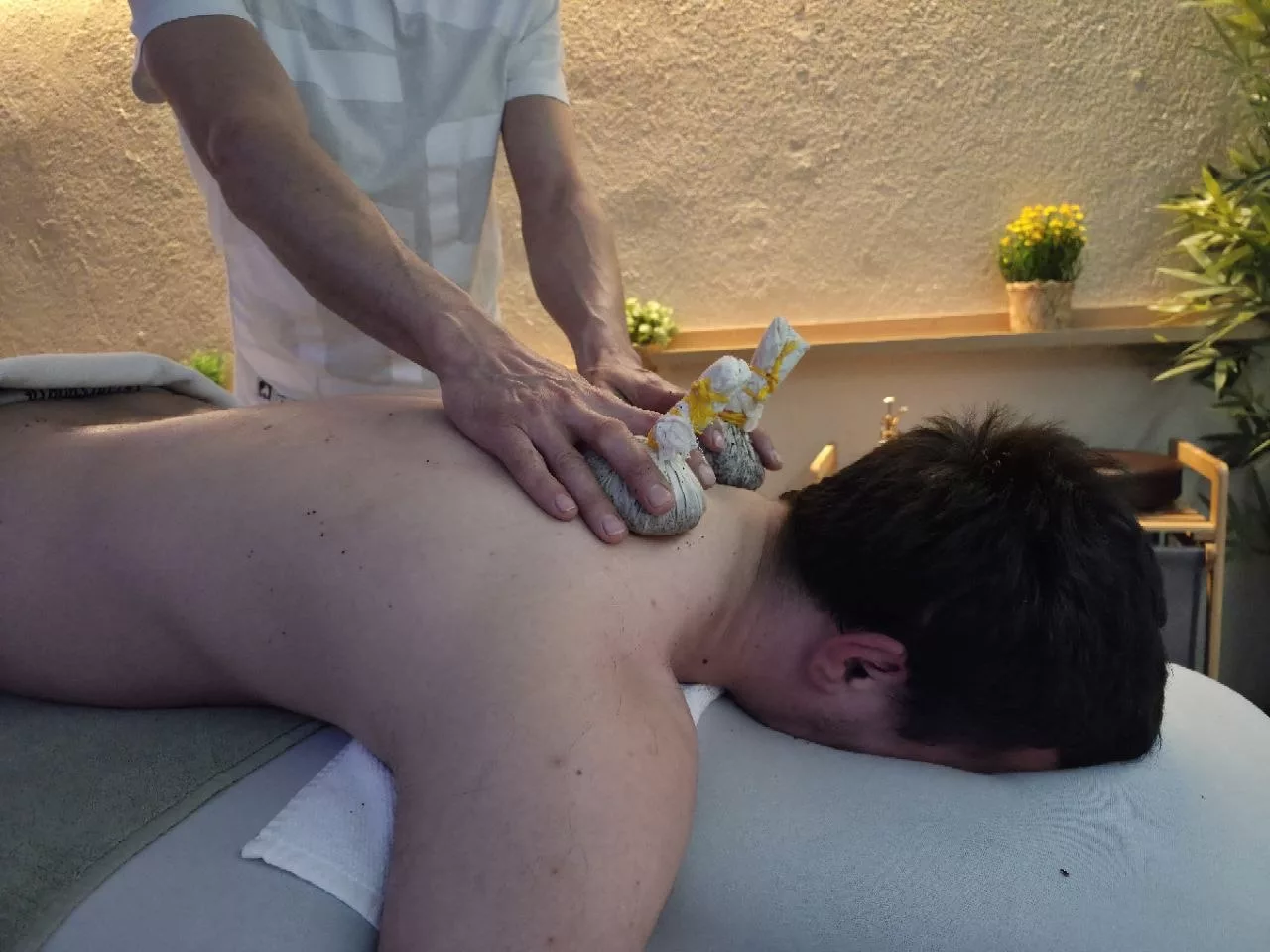 Professional massage therapy session — Universal Professional GmbH — gallery-massage-07