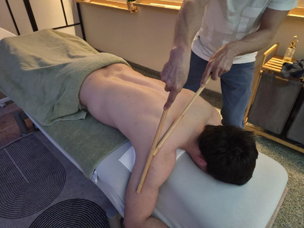 Professional massage therapy session — Universal Professional GmbH — gallery-massage-19