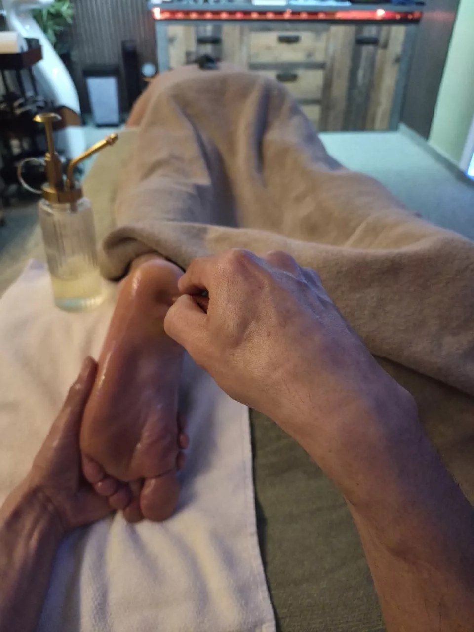 Professional massage therapy session — Universal Professional GmbH — gallery-massage-22