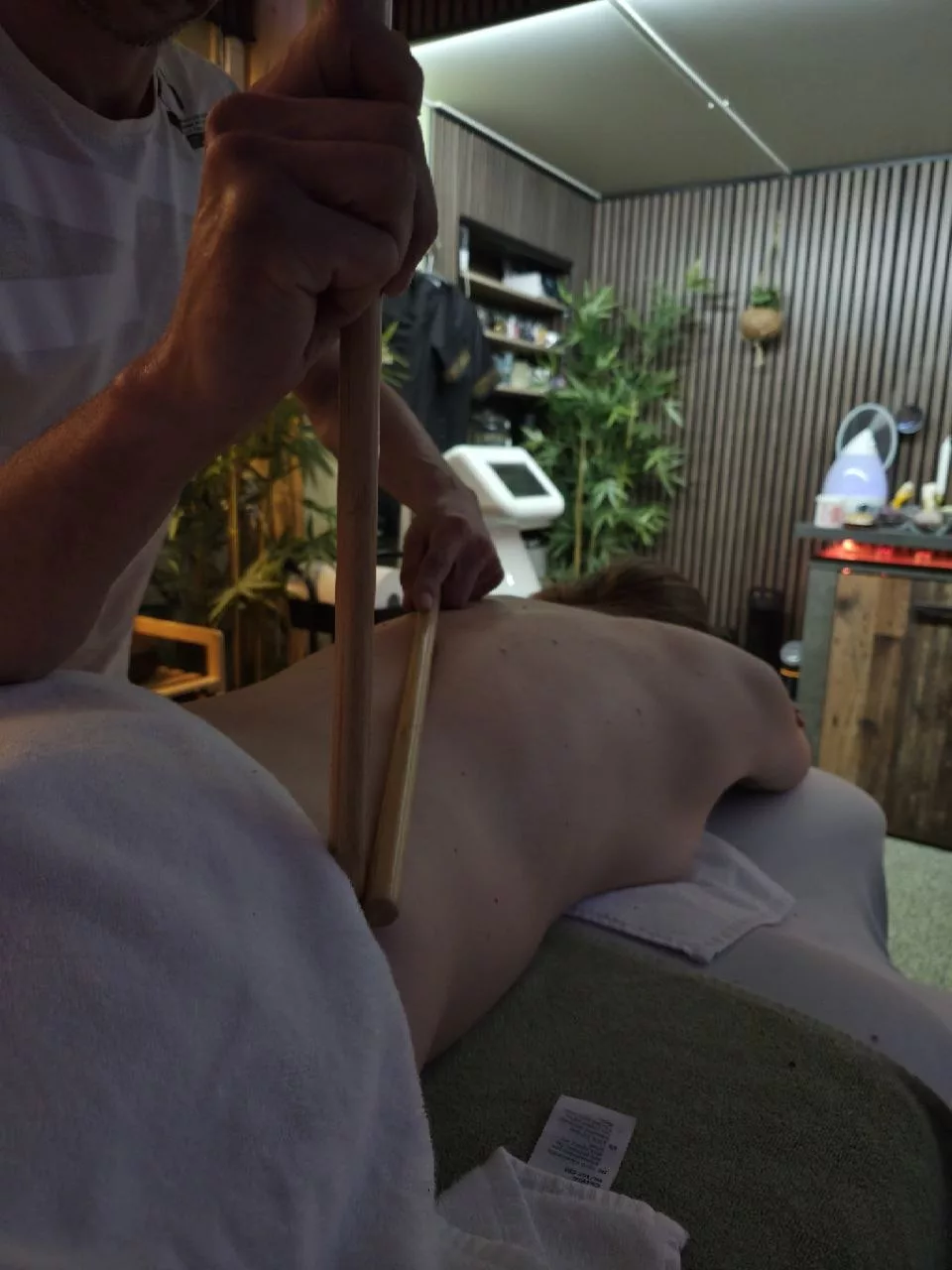 Professional massage therapy session — Universal Professional GmbH — gallery-massage-32