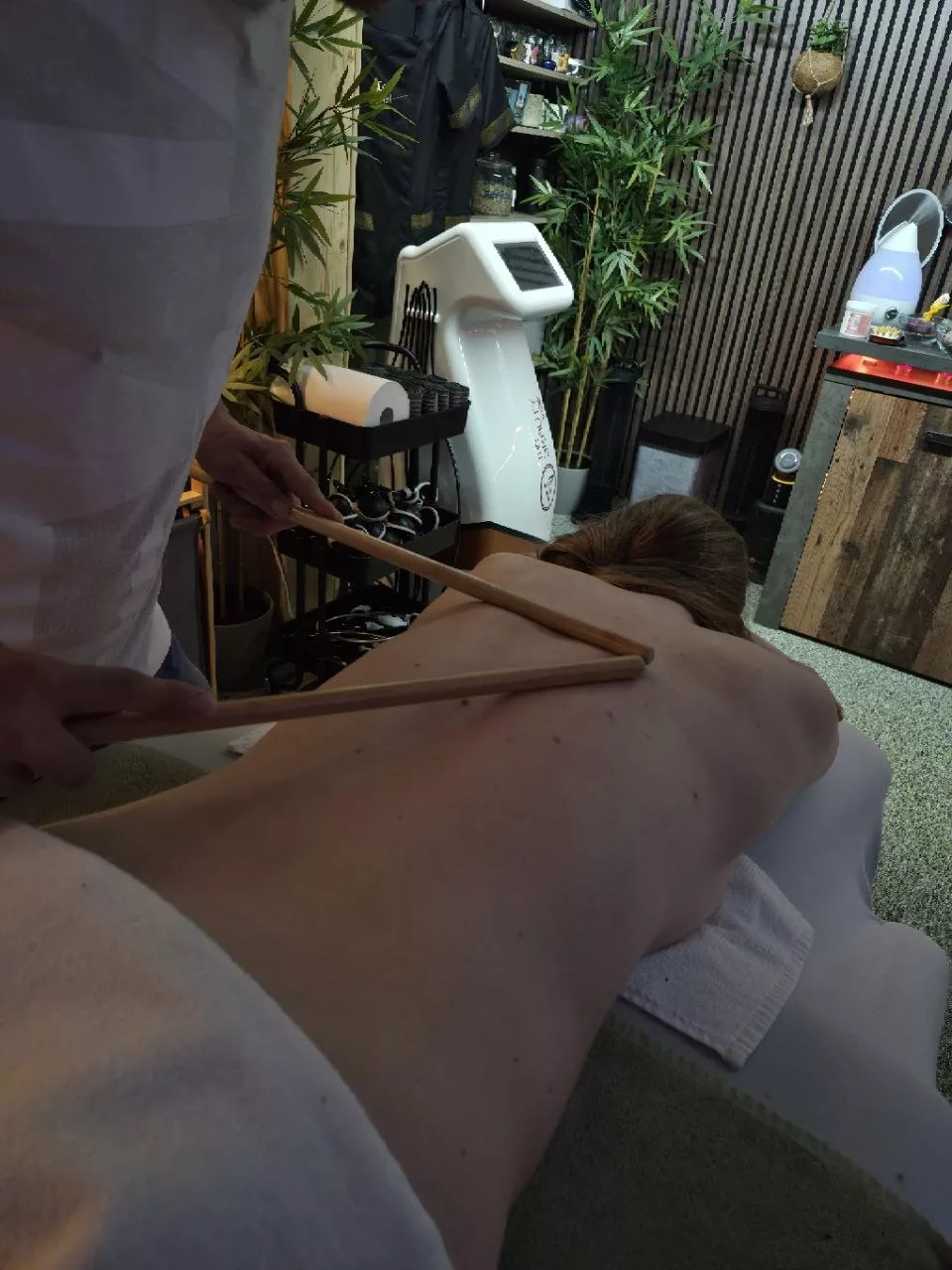 Professional massage therapy session — Universal Professional GmbH — gallery-massage-34