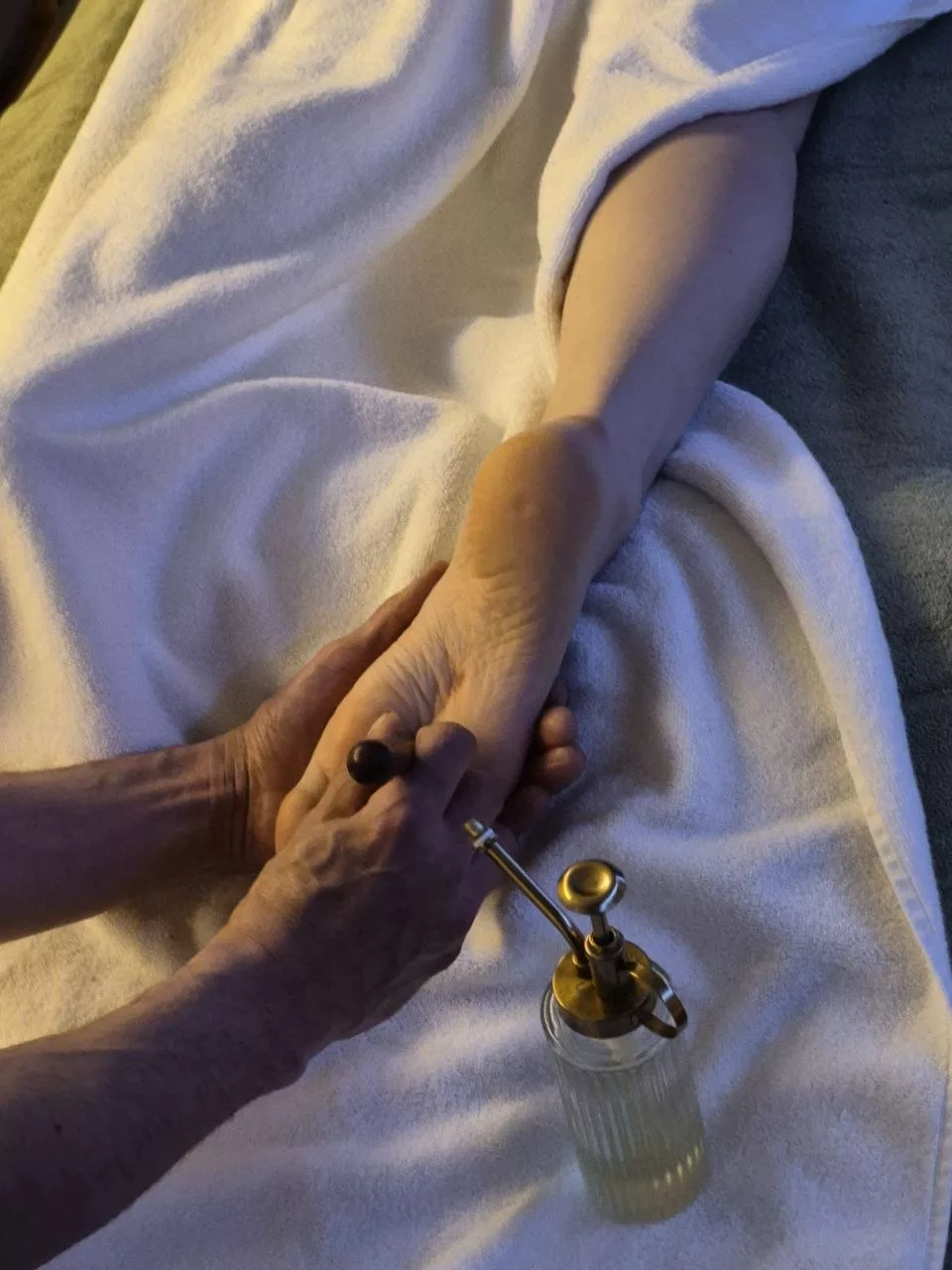 Professional massage therapy session — Universal Professional GmbH — gallery-massage-36