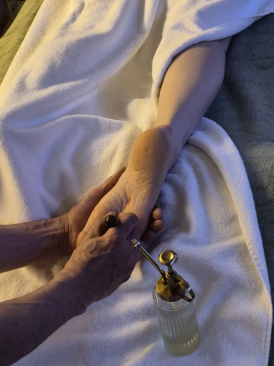 Professional massage therapy session — Universal Professional GmbH — gallery-massage-37