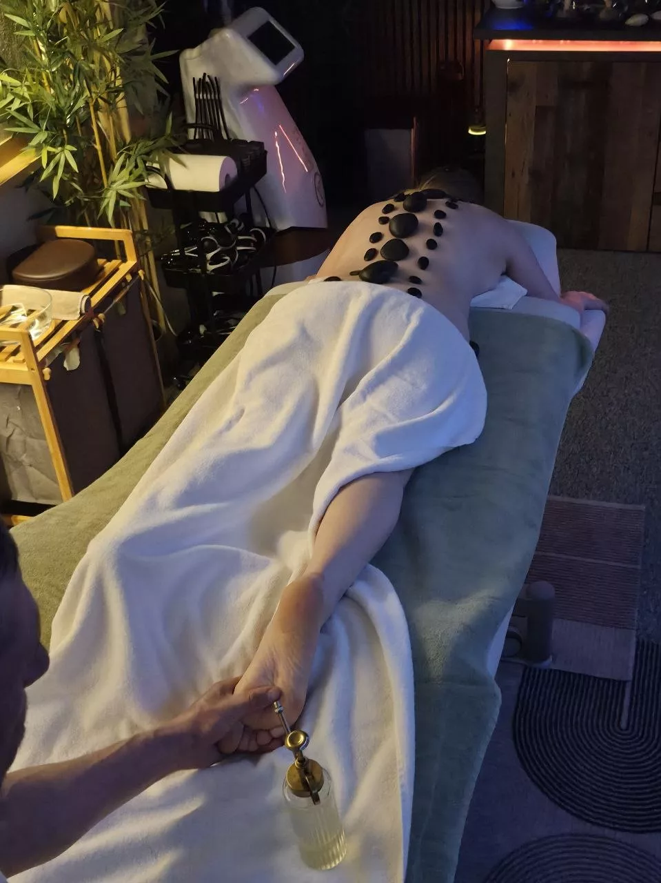 Professional massage therapy session — Universal Professional GmbH — gallery-massage-39