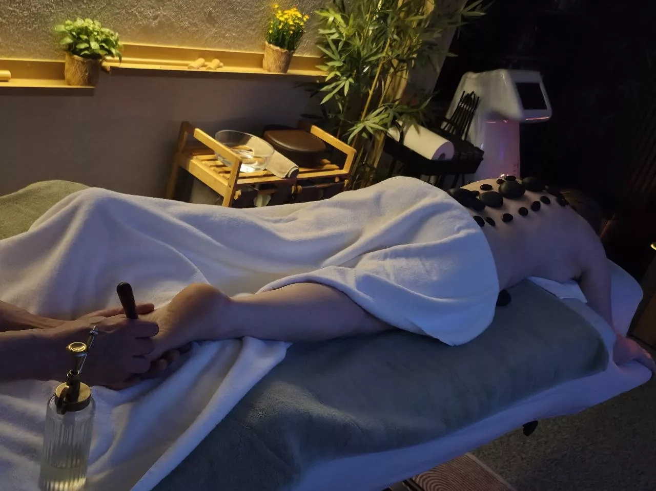 Professional massage therapy session — Universal Professional GmbH — gallery-massage-40