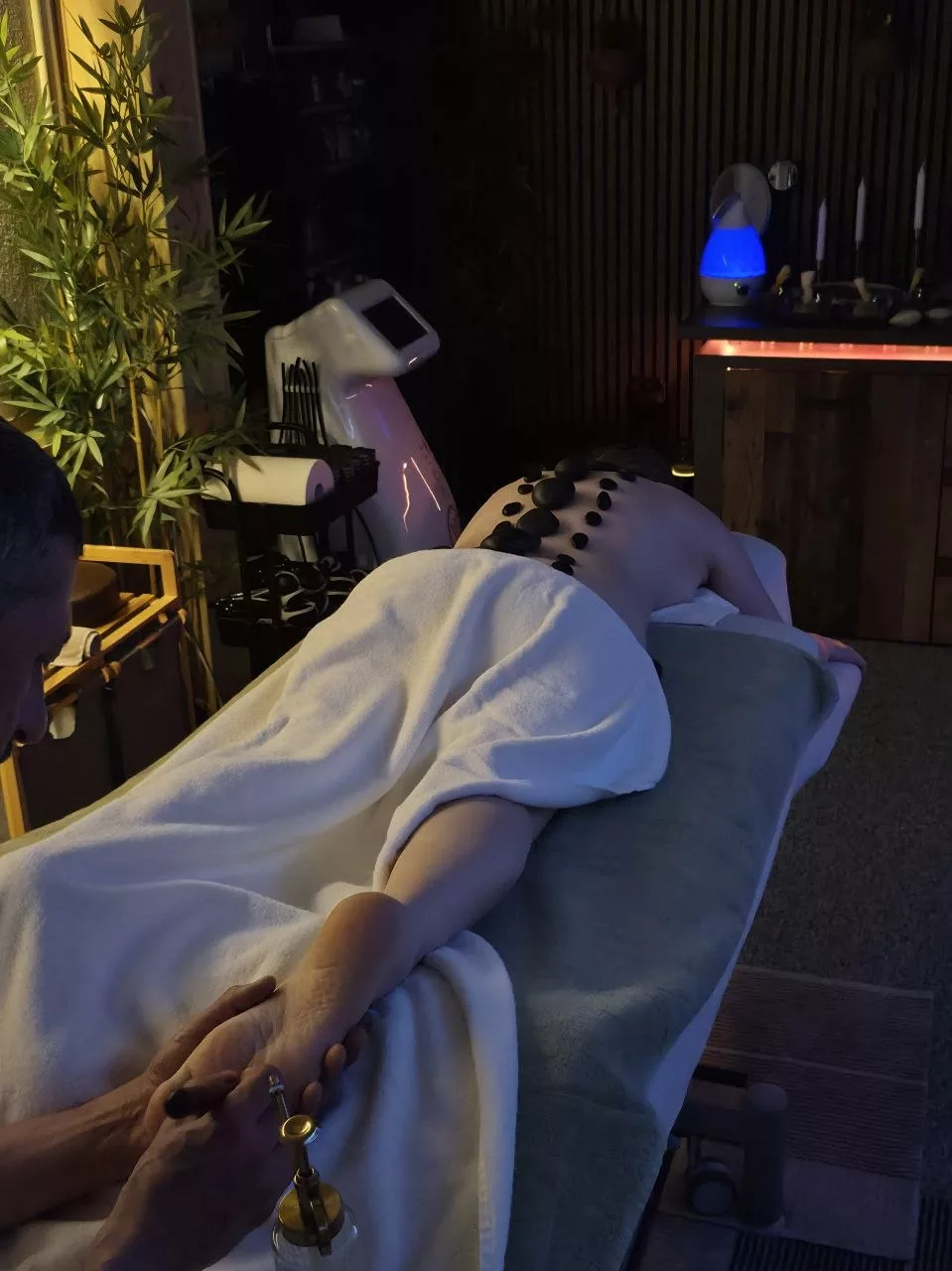 Professional massage therapy session — Universal Professional GmbH — gallery-massage-41