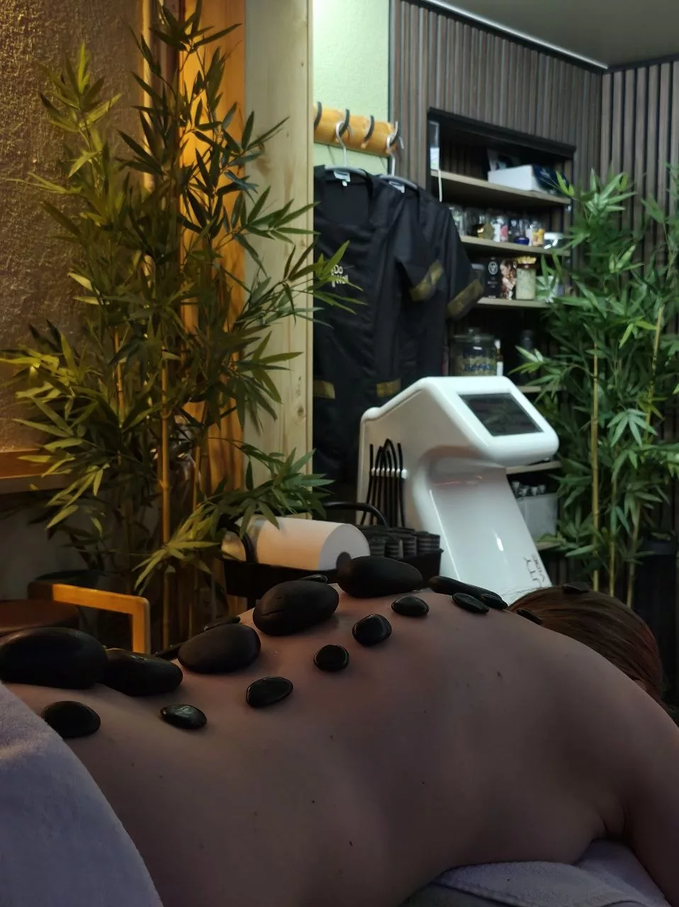 Professional massage therapy session — Universal Professional GmbH — gallery-massage-45