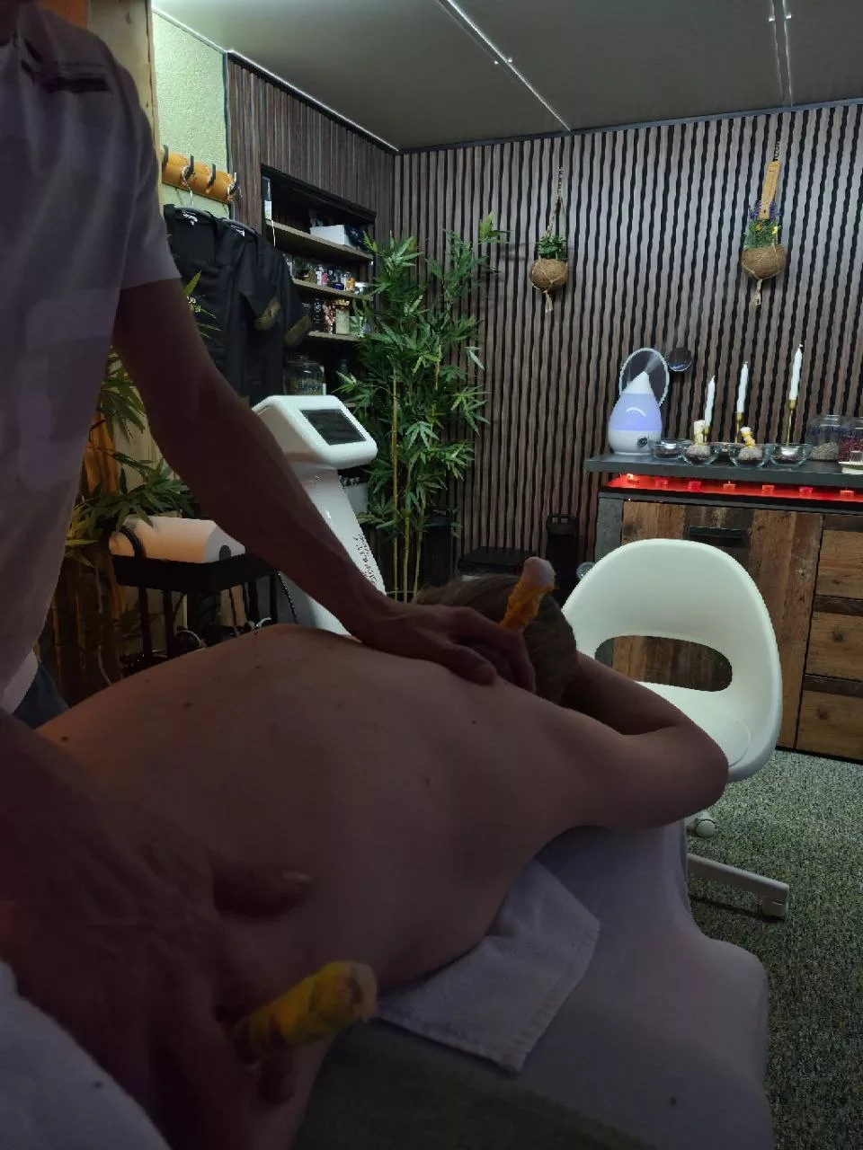 Professional massage therapy session — Universal Professional GmbH — gallery-massage-49