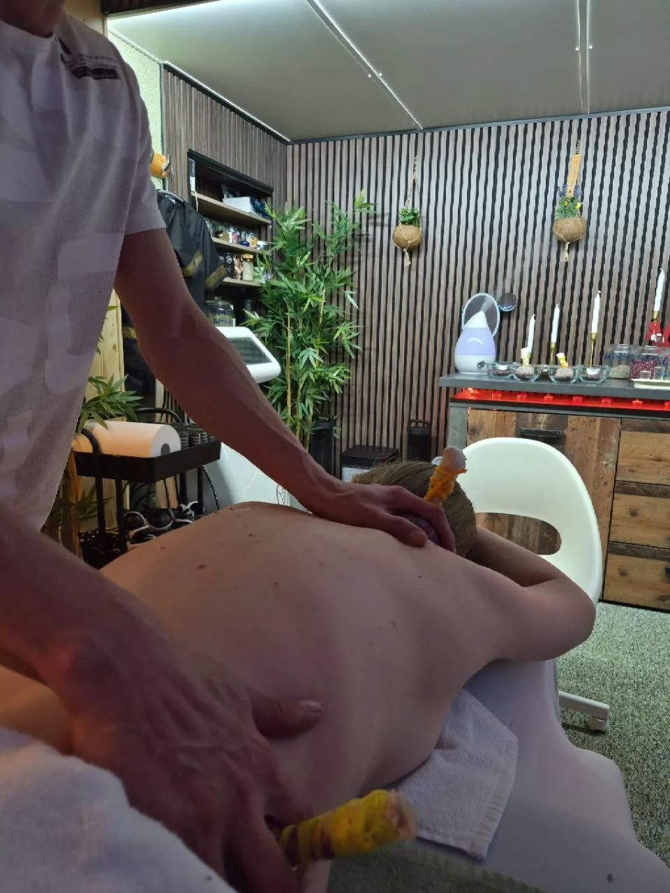 Professional massage therapy session — Universal Professional GmbH — gallery-massage-50